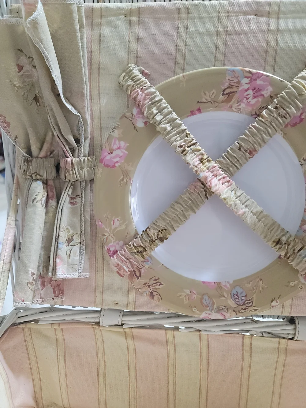 Very Rare‎ Rachel Ashwell Simply Shabby Chic Picnic Basket White Wicker Pink